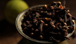 Read more about the article Clove essential oil: benefits, aroma and uses